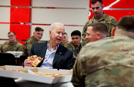 Yhdysvaltain presidentti Joe Biden söi maaliskuun lopulla pitsaa amerikkalaissotilaiden kanssa messukeskuksessa Jasionkassa Kaakkois-Puolassa. Rzeszów-Jasionkan lentokentästä on tullut tärkeä logistiikkakeskus Ukrainaan toimitettavalle läntiselle aseavulle.