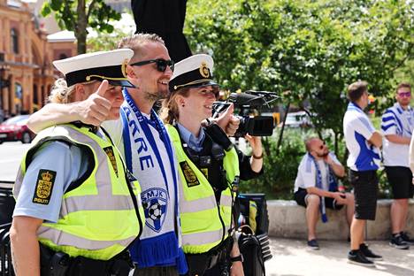 Suomen kannattaja halusi yhteiskuvaan tanskalaisten poliisien kanssa.
