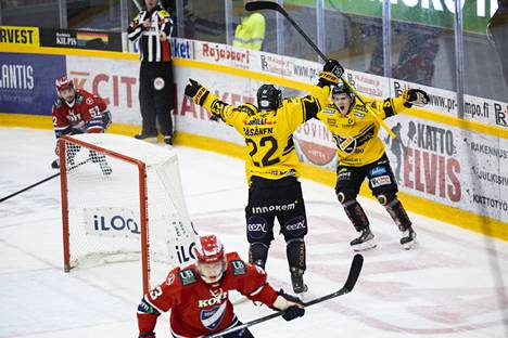 Aapeli Räsänen (22) pääsi tuulettamaan tekemäänsä 3–1-osumaa maalin syöttäneen Juuso Mäenpään kanssa. KalPan juhlia todistivat lähietäisyydeltä IFK:n Otso Rantakari sekä 200 runkosarjaottelua Liigassa täyteen saanut Roni Hirvonen.