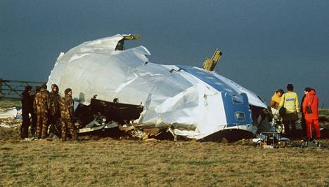 Viranomaiset tarkastelivat räjähtäneen lentokoneen ohjaamoa Lockerbien kylän lähistöllä Skotlannissa joulukuussa 1988.