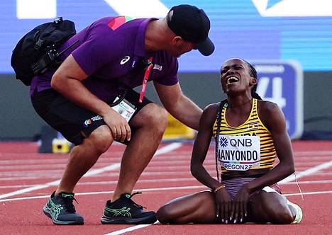 Winnie Nanyondo taklattiin maahan ja hän purskahti itkuun.