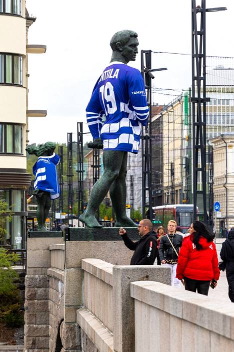 Patsailla on selässään Suomen kultajoukkueiden kapteenin nimi sekä voittovuosi. Marko Anttila kipparoi Suomea Bratislavan MM-kisoissa 2019.