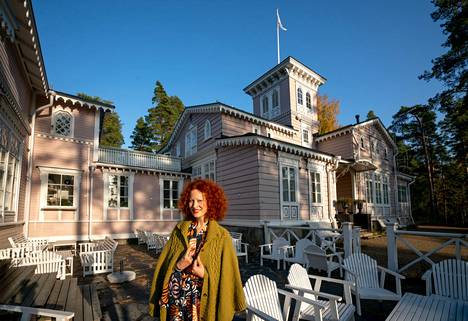 Hotelli Punkaharjun entinen yrittäjä Saimi Hoyer jatkaa töitä muun muassa Saimaan brändilähettiläänä. Hoyer kuvattiin hotelli Punkaharjun terassilla syksyllä 2020.