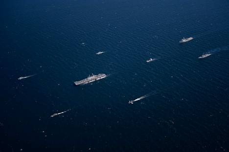 Yhdysvaltain laivaston ottamassa kuva suomalaiset sotalaivat kulkevat muodostelmassa USS Kearsargen ympärillä. Ylärivistä ensimmäinen vasemmalla  Katanpää-luokan miinantorjunta-alus Purunpää, sen takana miinalaiva Hämeenmaa, josta oikealle öljyntorjunta-alus Halli. Sen alla alarivissä on Rauma-luokan ohjusvene Naantali ja sen edessä Hamina-luokan ohjusvene Tornio. Taaempana tulevat USS Gunston Hall (ylempi) ja USS Gravely.
