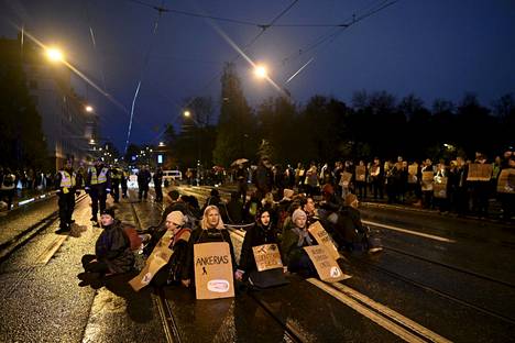  Ympäristöliike Elokapinan mielenosoitus sulki Pitkänsillan liikenteen Helsingissä perjantai-iltana 14. lokakuuta.
