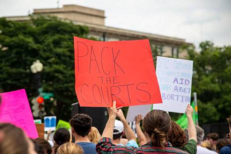 Aborttioikeutta puolustavat mielenosoittajat vastustivat Yhdysvaltain korkeimman oikeuden päätöstä oikeuden ulkopuolella 24. kesäkuuta.