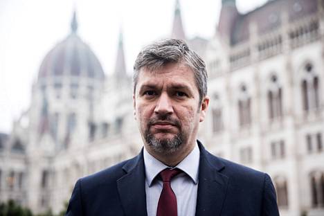Ákos Hadházy on opposition kansanedustaja, joka tutkii Orbánin korruptioverkostoja.
