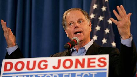 Demokraatti Doug Jones julistettiin senaattoriksi Alabamassa – vastaehdokas Roy Mooren väitteet vaalivilpistä eivät vakuuttaneet viranomaisia
