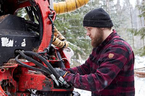 Metsäkoneen kuljettaja Robin Nyman teki ensiharvennusta Porvoossa maaliskuussa. Harvennuksista saatavan energiapuun kysyntä Suomessa kasvaa, kun sitä ei enää tuoda Venäjältä.