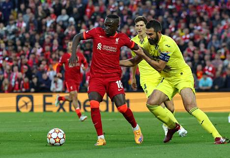 Liverpoolin Sadio Mané kiusasi keskiviikkona Raúl Albiolia ja muita Villarrealin puolustajia. Mané viimeisteli Liverpoolin toisen maalin 2–0-voittoon päättyneessä ottelussa.