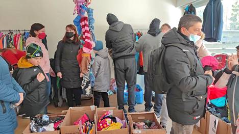 Keuruulle saapuneet ukrainalaiset voivat hakea vaatteita, kenkiä ja hygieniatuotteita Heidi Hannuksen ja Miia Leppäkankaan perustamasta hyväntekeväisyysmarketista, mistä lahjoitustuotteita saa hakea tarpeen mukaan. 