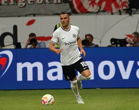 Eintracht Frankfurtista lähdössä oleva tähtilaituri Filip Kostić puuttuu joukkueen riveistä keskiviikkona. Kuva perjantailta Bundesliigan avauskierrokselta.