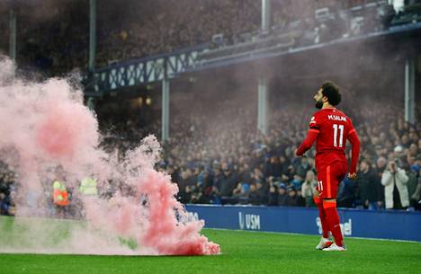 Liverpoolille kaksi maalia tehnyt Mohamed Salah juhli toista osumaansa yleisöstä heitetyn punaisen savupatruunan vieressä.