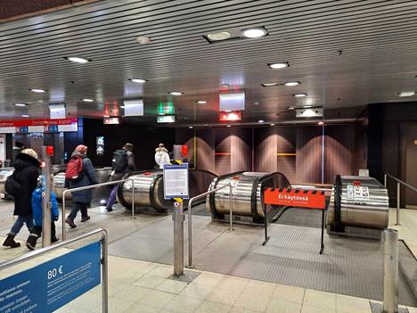 Osa Rautatientorin metroaseman liukuportaista on pois käytöstä säästösyistä.