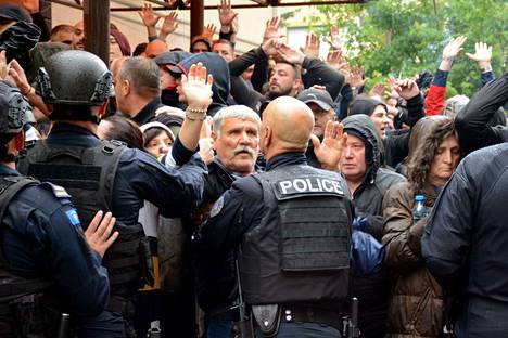 Kosovon mellakkapoliisit työnsivät serbimielenosoittajia kaupungintalon edestä Zveçanissa Kosovossa.