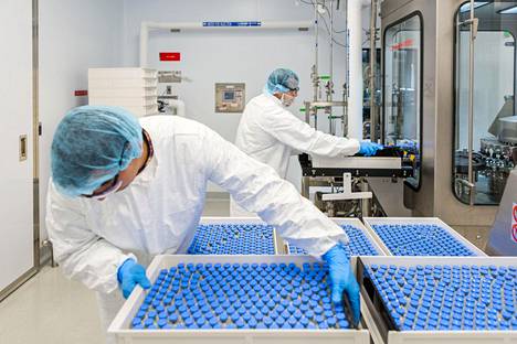 Laboratorioteknikot siirsivät remdesiviiri-lääkettä Gilead Sciences -yhtiön tuotantotiloissa Kalifornian La Vernessä.