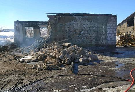 Tulipalon jättämää tuhoa Azatin kylässä Gegharkunikin maakunnassa sijaitsevalla kasarmilla.