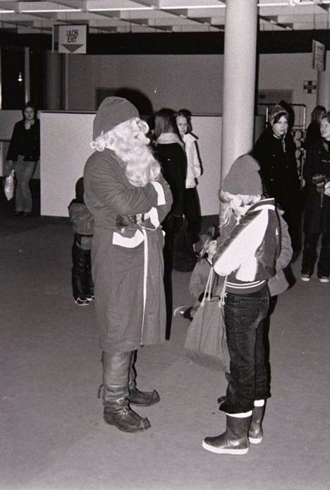 Joulupukki jututti lapsia Tapiolassa Heikintorilla vuonna 1978.