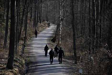 Ulkoilijoita Herttoniemen ulkoilureitillä Viikin-Vanhankaupunginlahden luonnonsuojelualueen laidalla vuonna 2020.