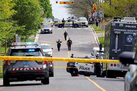 Poliisi ampui Torontossa torstaina aseistautunutta miestä, jonka nähtiin kävelevän kadulla.