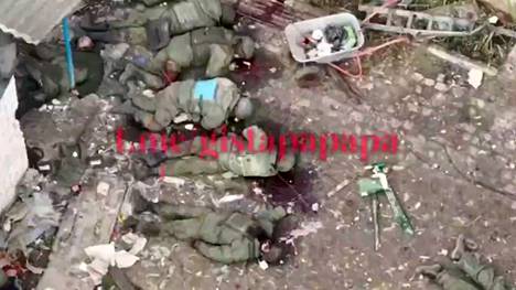 Ilmasta kuvattu video näyttää, että maassa maanneet sotilaat olisivat saaneet surmansa. Kuvakaappaus videolta.