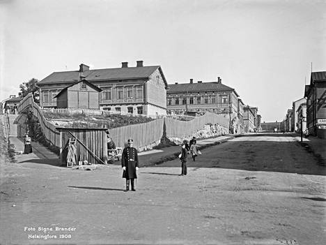 Passipoliisi Porthaninkadulla vuonna 1908. Rinteessä näkyvät Porthaninkatu 2, 4, 6 ja vasemmalla Itäinen Viertotie 3 (nykyään Siltasaarenkatu 13).