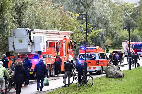 Poliisi ja pelastuslaitos hoitivat tehtävää Töölönlahdella Helsingissä syyskuussa.