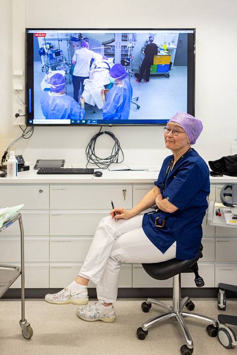 Turun ammatti­korkea­koulun hoitotyön opettaja Marjo Kaarto tarkkailee tulevia sairaanhoitajia leikkaus­salihoitotyön ­simulaatiossa.