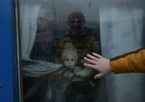 Украинец прощается с семьёй на вокзале Одессы. 7 марта 2022 года. Фото: Булент Килич / AFP
