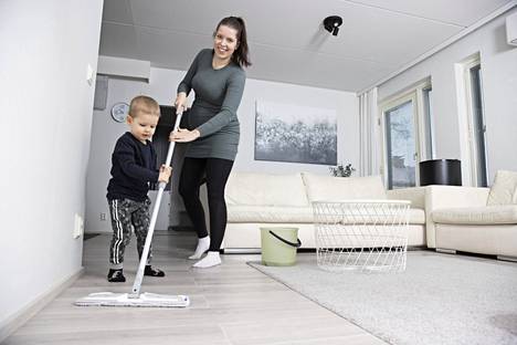 Osa Jenna Lembergin jokatorstaista siivous- ja järjestelypäivää on lattioiden pesu kaksivuotiaan Eemin kanssa.