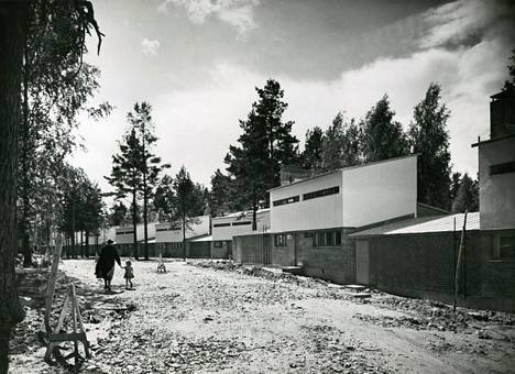 Arkkitehti Aulis Blomstedtin suunnittelema asunto-osakeyhtiö Ketju Menninkäisentiellä on yksi Tapiolan ensimmäisistä asuinrakennuksista. Ketjutalot rakennettiin vuonna 1954.
