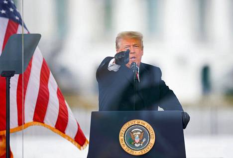 Yhdysvaltain väistyvä presidentti Donald Trump puhui 6. tammikuuta Washingtonissa tilaisuudessa, jossa hän pyrki haastamaan valitsijaäänten vahvistamisen kongressissa.