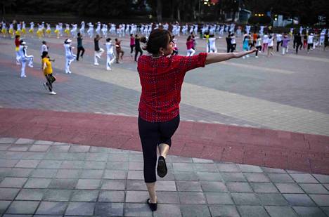 Eläkeläiset tanssivat päivittäin Chaoyangin puistossa Pekingissä.