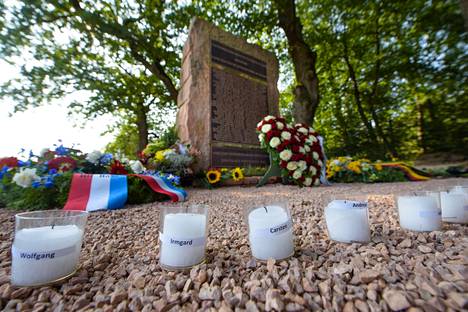 Kynttilöitä Ramsteinin lentonäytösonnettomuuden muistomerkillä Ramstein-Miesenbachissa elokuussa 2018.