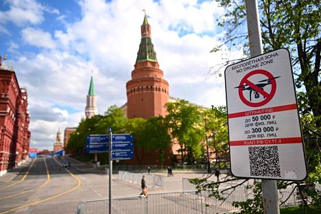 Lennokit kieltävä kyltti Kremlin vieressä Moskovan keskustassa. Taustalla näkyy Punainen tori, joka suljettiin yleisöltä viime viikolla.