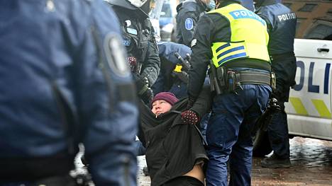 Mielenosoitukset | Noin 300 osoitti mieltä Helsingin keskustassa koronavirus­rajoituksia vastaan, 20 otettiin kiinni