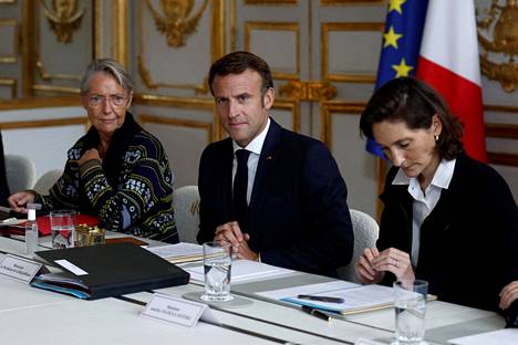 Ranskan pääministeri Élisabeth Borne on herättänyt huomiota lämpimällä pukeutumisellaan tänä syksynä. Neuleiden lisäksi hänet on nähty sonnustautuneena toppatakkiin.