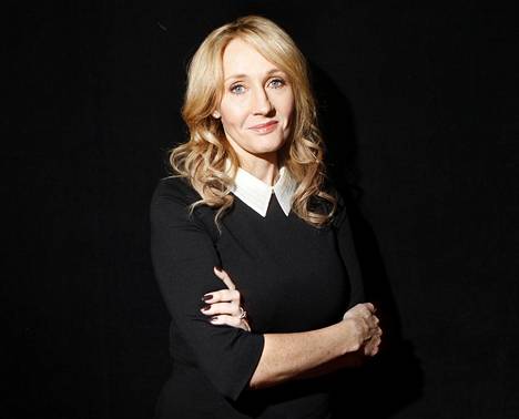 Ensimmäinen julkisuuteen tullut kirjailija J.K. Rowling -elämäkertakäsikirjoitus ei vielä tarkoita sitä, että elokuva olisi tulossa vielä vuosiin.
