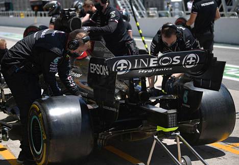 Mercedeksen Lewis Hamiltonin auton takasiiveke todettiin perjantaina sääntöjen vastaiseksi. Kuva lauantain vapaista harjoituksista.