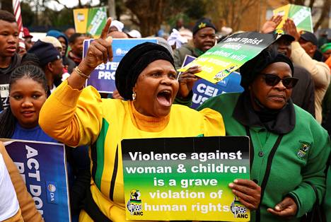 Mielenosoittajat osoittivat mieltään oikeustalon edessä Krugersdorpissa elokuun alussa. Oikeussalissa käsiteltiin Etelä-Afrikkaa järkyttänyttä joukkoraiskausta. 