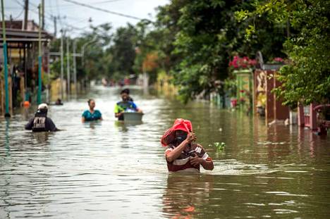 Kuva Itä-Jaavasta, Indonesian provinssista joulukuulta 2020, kun sadekausi aiheutti alueella tulvia. Ihmisten terveyttä ilmastonmuutos uhkaa muun muassa sään ääri-ilmiöiden kautta.