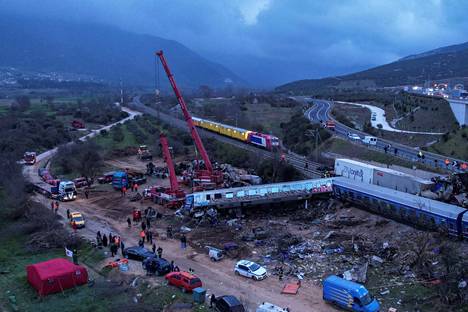 Onnettomuudessa raiteilta suistuneen junan jäännöksiä raivattiin lähellä Lárisan kaupunkia maaliskuun alussa.