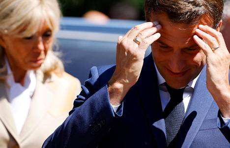Ranskan presidentti Emmanuel Macron ja hänen puolisonsa Brigitte Macron saapuivat äänestyspaikalle parlamenttivaalien ensimmäisellä kierroksella 12. kesäkuuta Le Touquet’ssa.