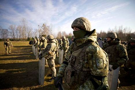 Ukrainan rajavartijoita Volynin alueella Valko-Venäjän rajalla torstaina 11. marraskuuta.