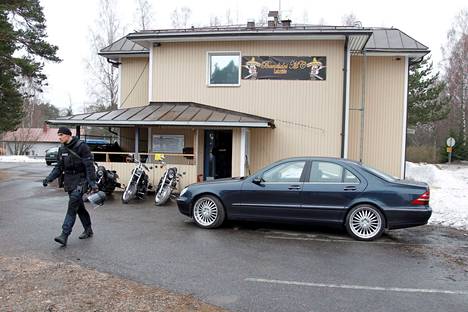 Poliisilla oli vuonna 2012 operaatio Tuusulan Koskenmäessä sijaitsevassa liivijengi Bandidosin kerhotiloissa.