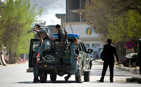 Afganistanin poliisi matkalla lähetystöalueelle sunnuntaina hyökkäysten alettua.