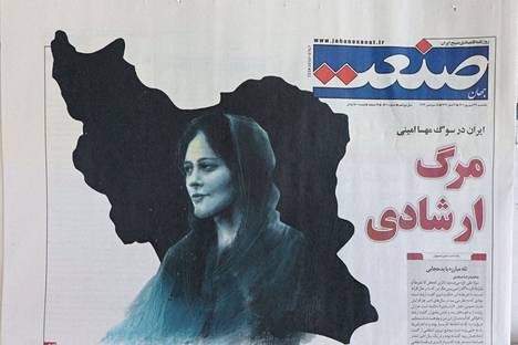 Mahsa Aminin kuva iranilaisessa sanomalehdessä.