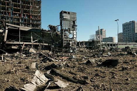 Venäjän ohjusiskun aiheuttamaa tuhoa ostoskeskuksessa Kiovassa maanantaina. 