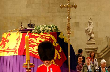 Kansalaisia hyvästelemässä kuningatar Elisabetia Westminster Hallissa torstaina. 