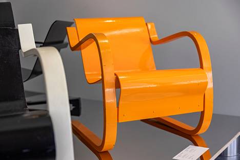 Tätä oranssia tuolia ei ole Männistön mukaan suunniteltu Paimion parantolaan. Tuoli on Männistölle uusi löytö, ja sen alkuperäselvitys on vielä kesken. Tuoli on taivutettua pyökkilaminaattia, pyökkiä ja taivutettua koivuvaneria.